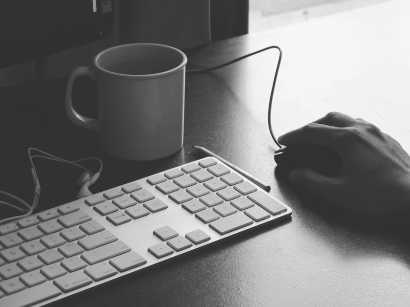 computer-hand-tasse